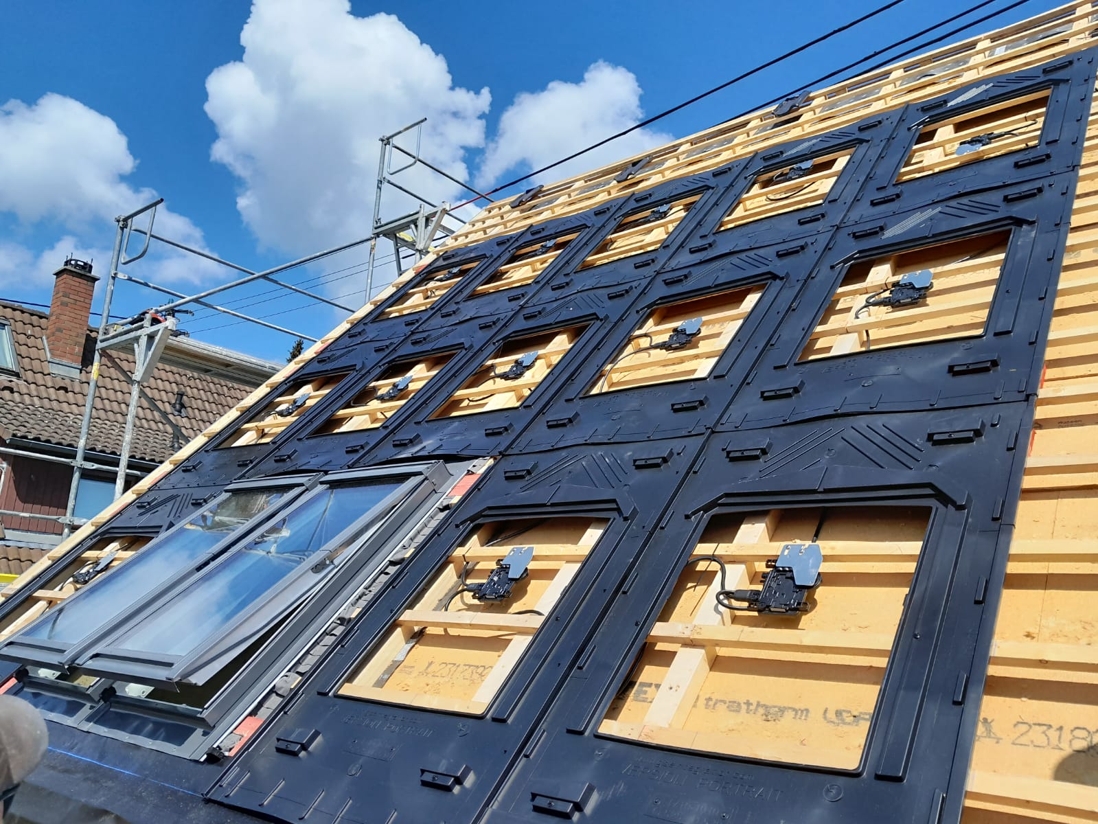 Integrierte Photovoltaik: Creaton PV-Vario System, Höfingen, Bild 1